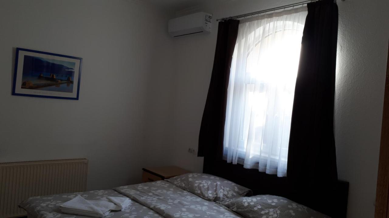 The Corner House Panzio Hotel Tata Ngoại thất bức ảnh