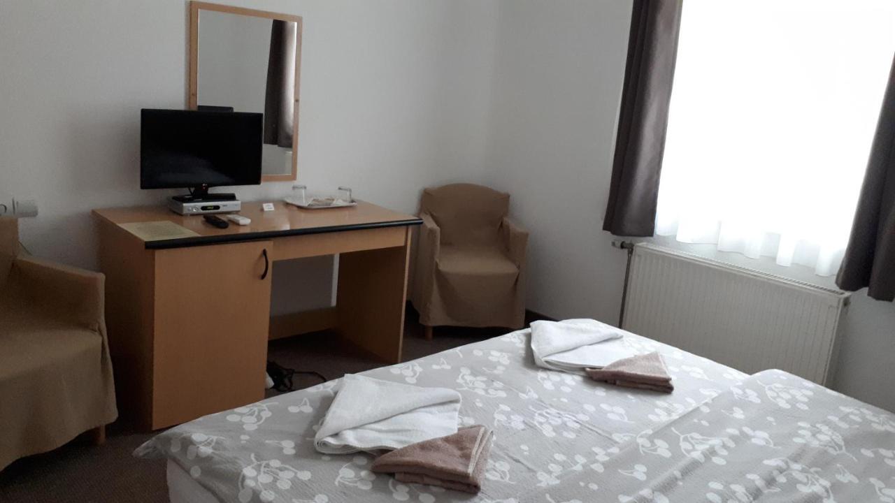 The Corner House Panzio Hotel Tata Ngoại thất bức ảnh