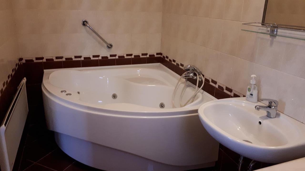 The Corner House Panzio Hotel Tata Ngoại thất bức ảnh