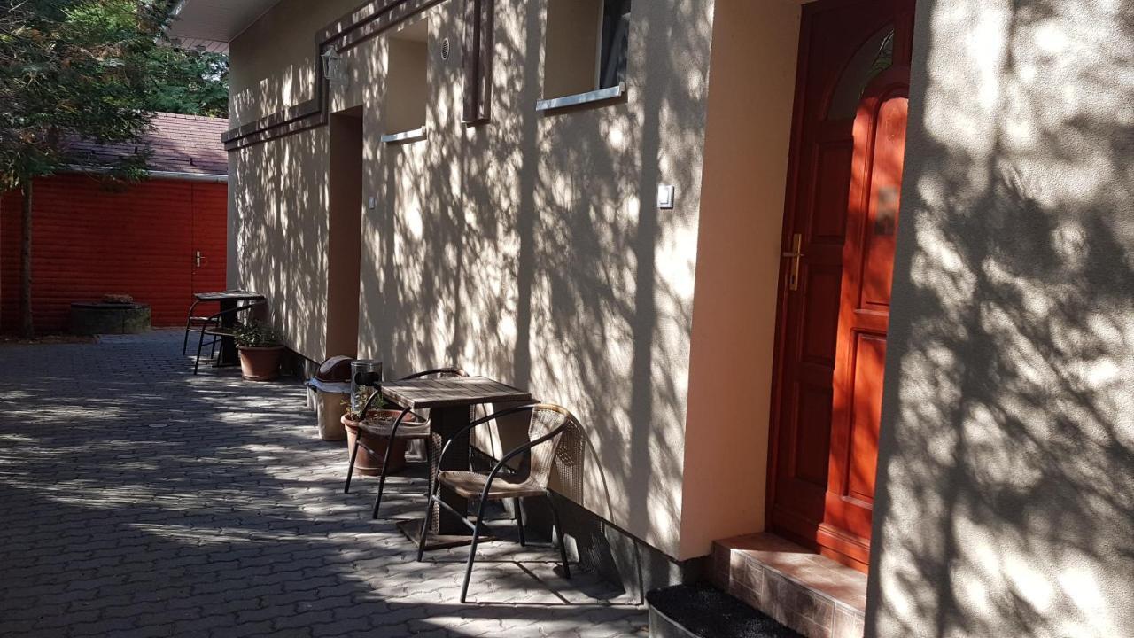 The Corner House Panzio Hotel Tata Ngoại thất bức ảnh